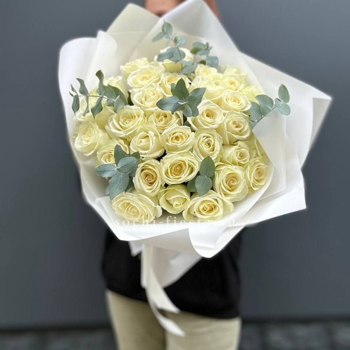 31 белая роза с эвкалиптом в Магнитогорске