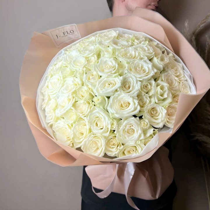 51 белая  роза в оформлении в Магнитогорске