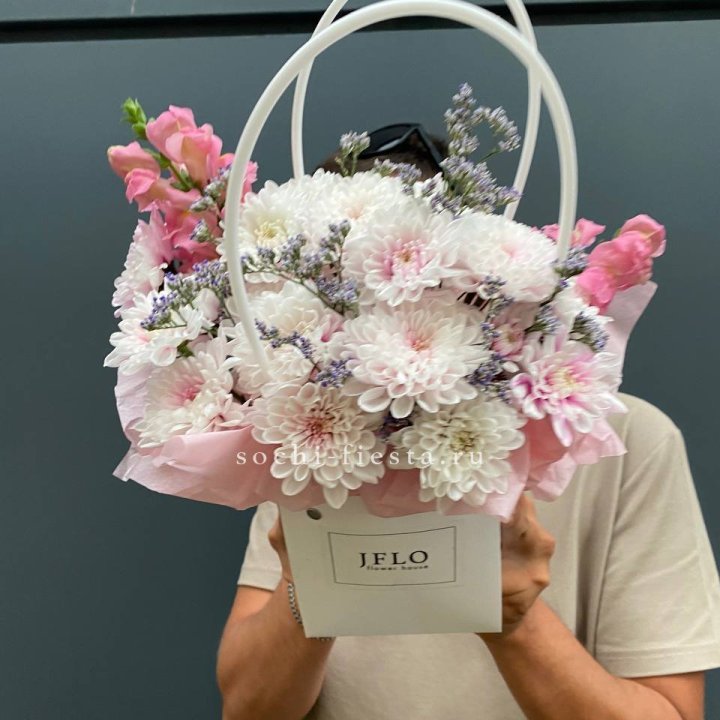 Сумочка из стойких цветов  в Магнитогорске