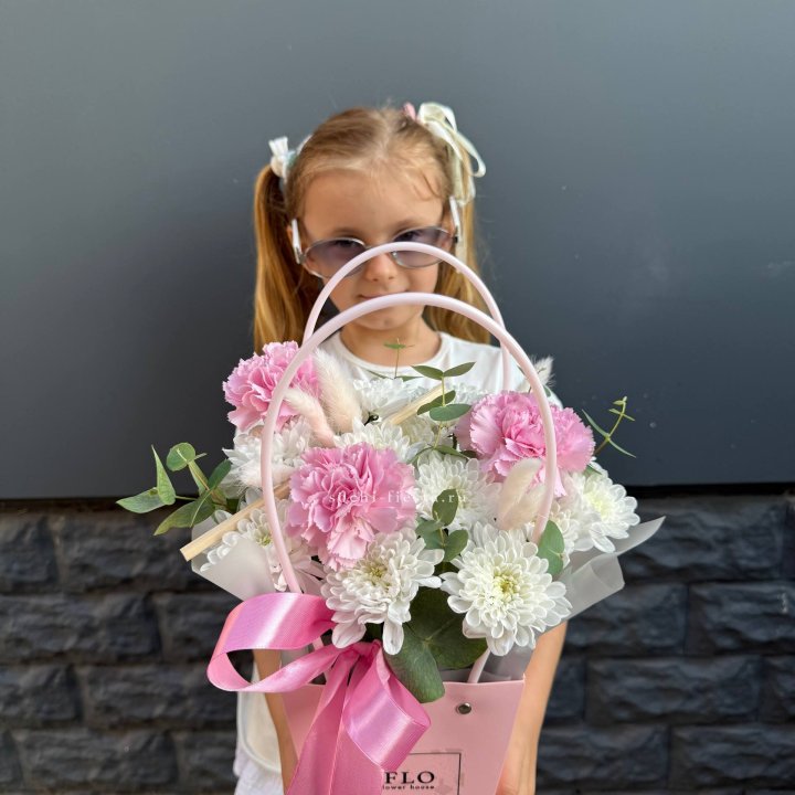 Сумочка из стойких хризантем и диантуса в Магнитогорске