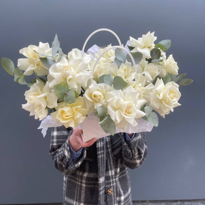 15 белых роз в сумочке в Магнитогорске