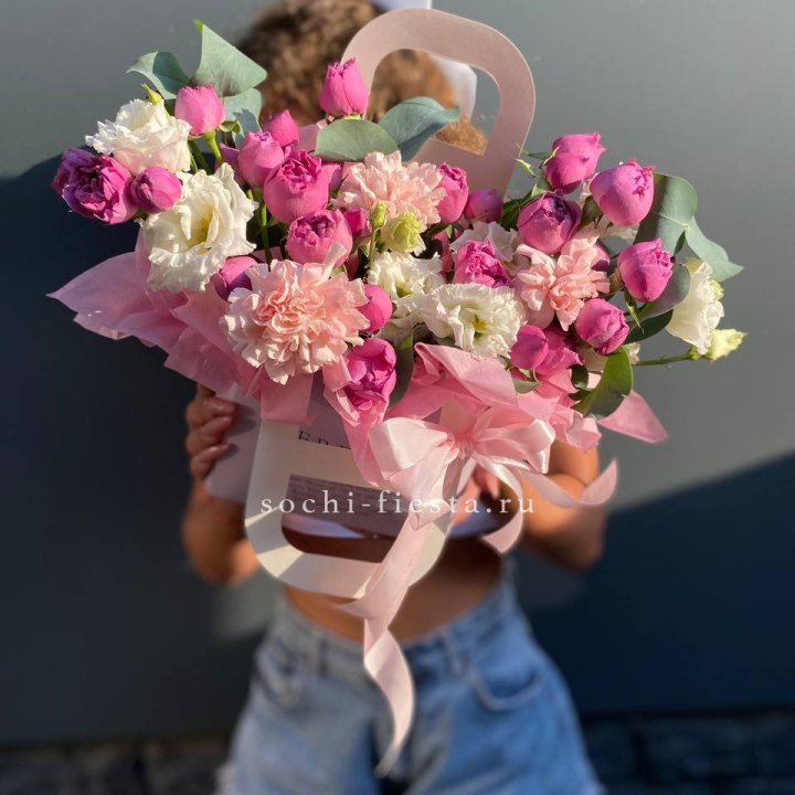 Сумочка с кустовой розой и диантусами в Магнитогорске