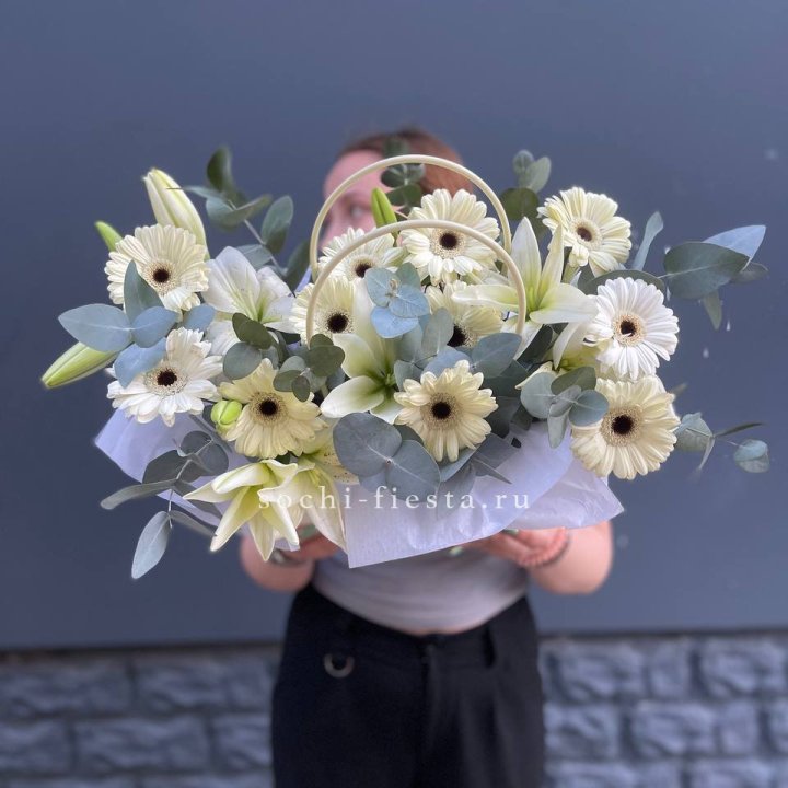 Сумочка лилии и герберы в Магнитогорске