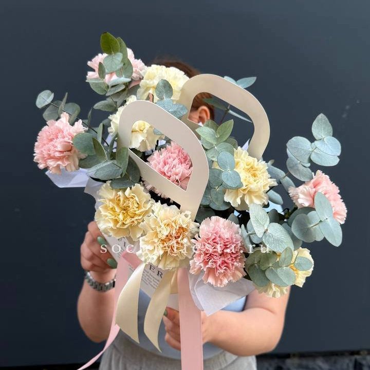 Сумочка из диантусов в Магнитогорске