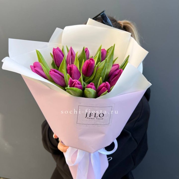 15 пурпурных тюльпанов в Магнитогорске