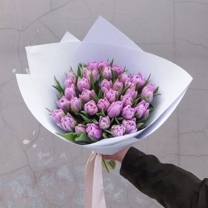 35 сиреневых тюльпанов в Магнитогорске