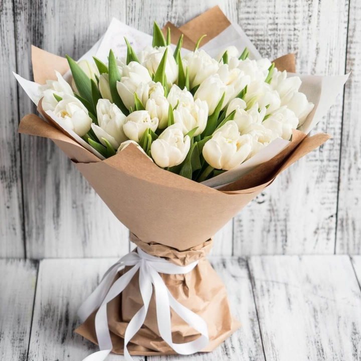 25 белых тюльпанов в Магнитогорске