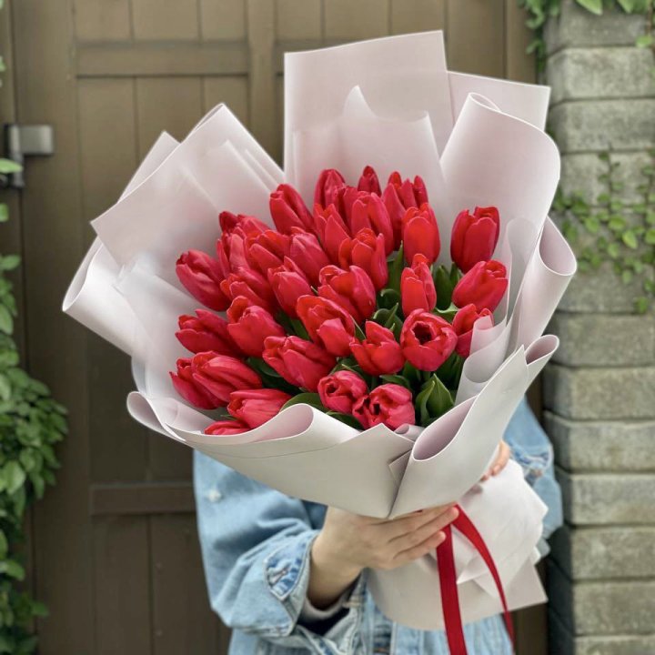 35 красных тюльпанов в Магнитогорске
